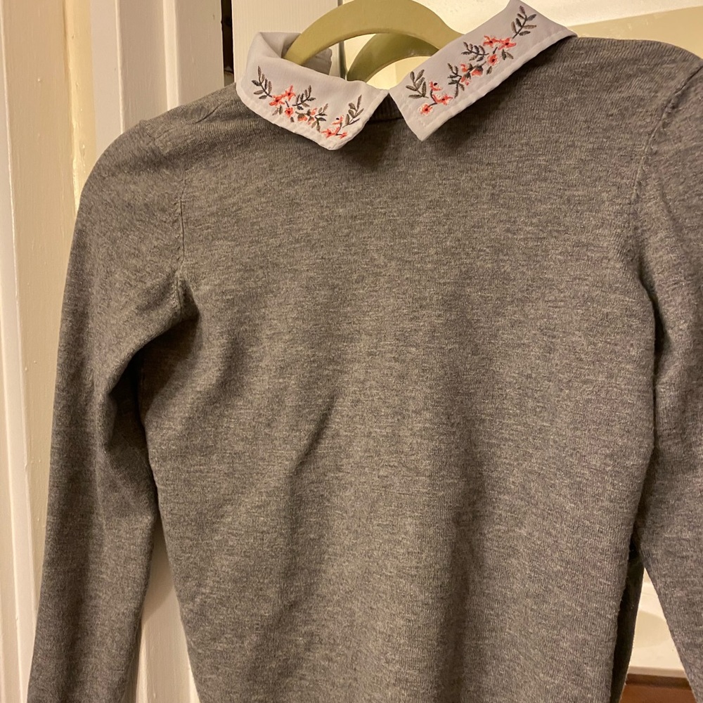 Gray sweater with floral collar